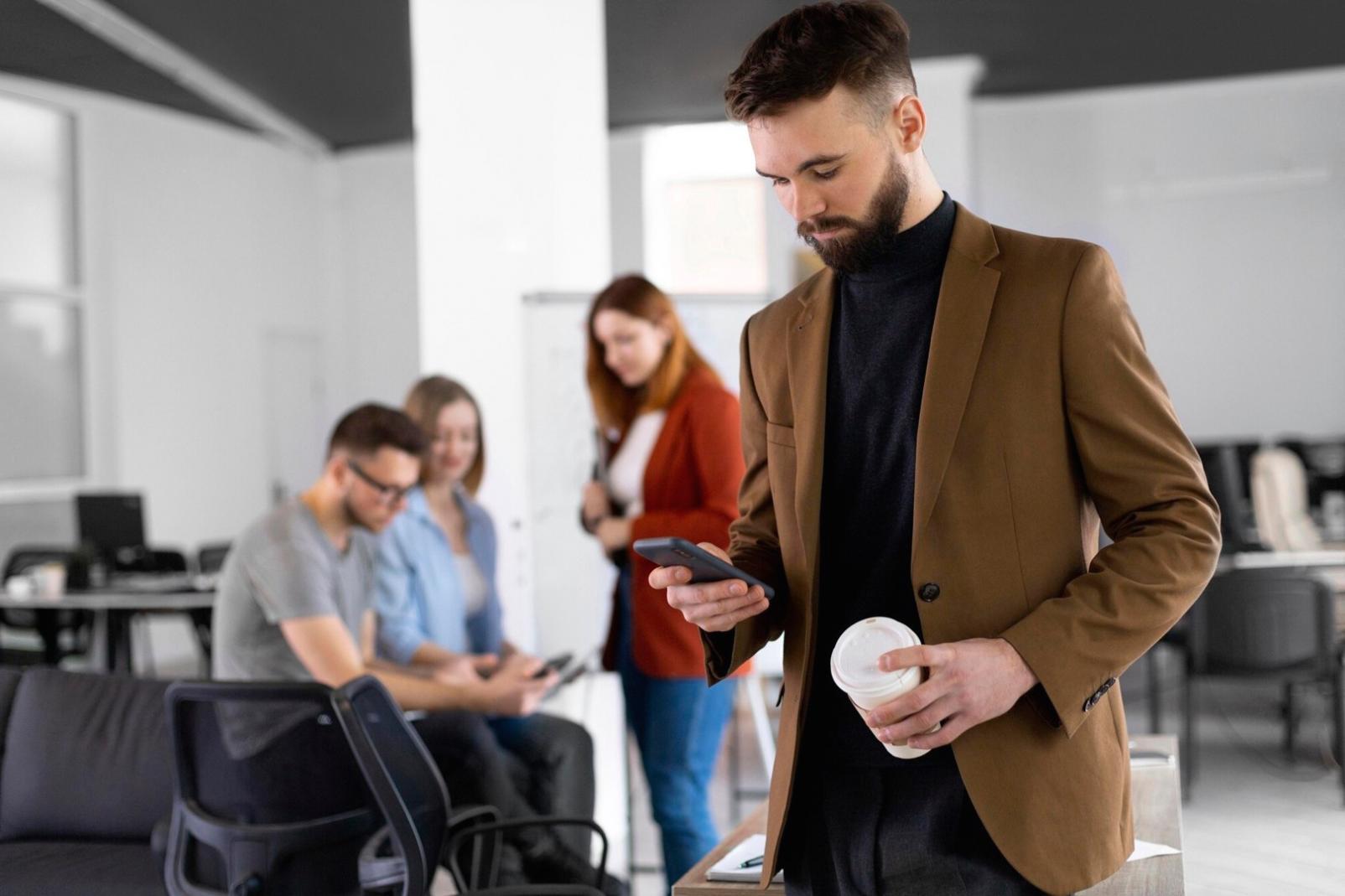 Étudiants collaborant sur des projets d'analyse financière